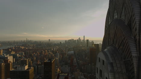 Volar-Alrededor-De-La-Parte-Superior-Del-Edificio-Chrysler.-Reveladora-Vista-Aérea-Del-Paisaje-Urbano-En-El-Atardecer.-Manhattan,-Ciudad-De-Nueva-York,-Estados-Unidos