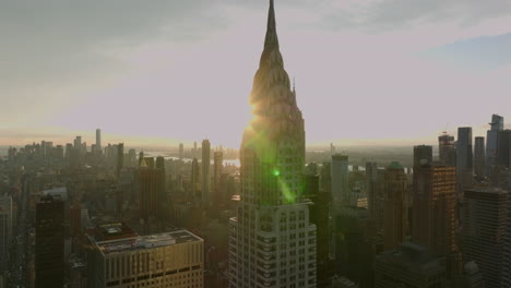 Aufsteigende-Aufnahmen-Des-Legendären-Chrysler-Building-Mit-Turmspitze.-Luftaufnahmen-Gegen-Die-Untergehende-Sonne.-Manhattan,-New-York-City,-Vereinigte-Staaten