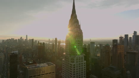 Imágenes-Ascendentes-Del-Icónico-Edificio-Chrysler-Con-Aguja-En-La-Parte-Superior.-Imágenes-Aéreas-Contra-El-Sol-Poniente.-Manhattan,-Ciudad-De-Nueva-York,-Estados-Unidos