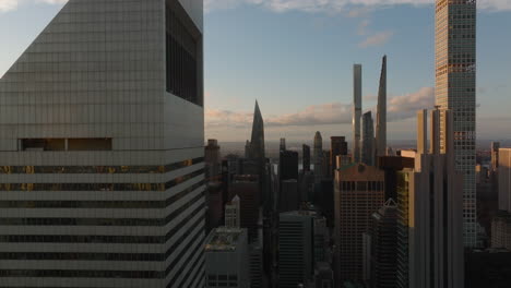 Slider-Moderner-Gebäude-In-Midtown.-Luftaufnahme-Der-Stadt-Bei-Sonnenuntergang.-Manhattan,-New-York-City,-Vereinigte-Staaten