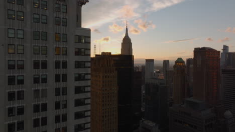 Vorwärts-Fliegen-über-Der-Stadt.-Aufschlussreiches-Stadtbild-Blick-Auf-Das-Majestätische-Empire-State-Building-Vor-Der-Untergehenden-Sonne.-Manhattan,-New-York-City,-Vereinigte-Staaten