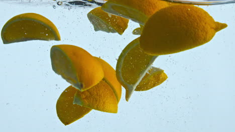 Agua-Sumergida-De-Naranja-Fresca-En-Cámara-Súper-Lenta-De-Cerca.-Cítricos-Flotando.