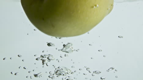 Primer-Plano-De-Agua-Que-Cae-De-Manzana-Dulce.-Deliciosa-Fruta-Del-Jardín-Salpicando-Cayendo