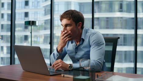 Hombre-Sorprendido-Leyendo-La-Oficina-De-Malas-Noticias.-Empresario-De-Ojos-Grandes-Mirando-La-Pantalla-Del-Portátil