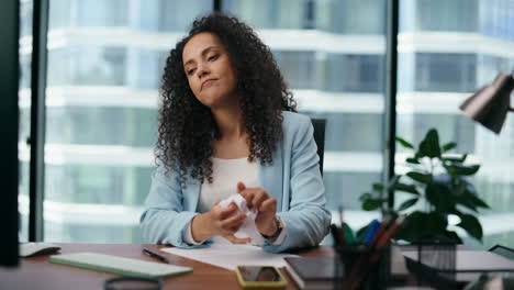 Empresaria-Nerviosa-Arrugando-Papel-Con-Las-Manos-De-Cerca.-Mujer-Cansada-Y-Frustrada