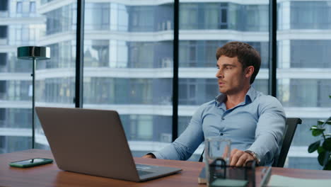 Furious-boss-pounding-table-closeup.-Stressed-businessman-feeling-nervous-work