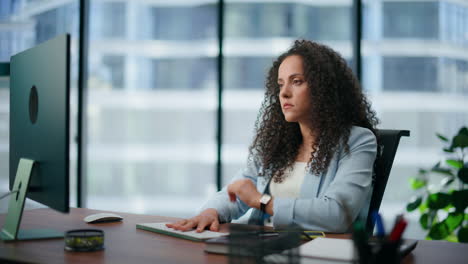 Primer-Plano-Jefe-Enojado-Mirando-La-Pantalla-De-La-Computadora-En-La-Oficina.-Mujer-Cansada-De-Problemas