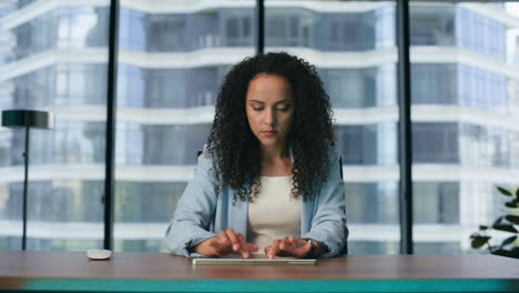 Chica-Enfocada-Moviendo-Piezas-Virtuales-Sentada-En-El-Escritorio-De-Cerca.-Mujer-Escribiendo-Teclado