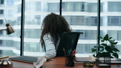 Unsatisfied-woman-closing-laptop-nervously-reading-bad-news-close-up.-Girl-upset