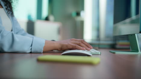 Mujer-Desconocida-Escribiendo-Usando-El-Primer-Plano-Del-Mouse-De-Computadora.-Jefe-Dedos-Presionando-Botones