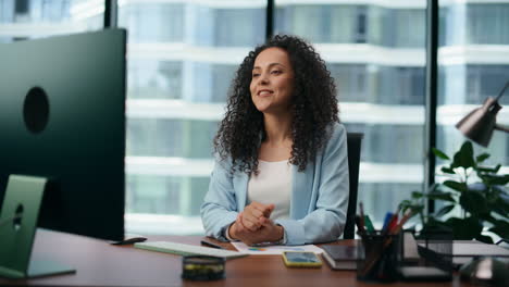 Mujer-Saludando-A-Colegas-Videoconferencia-Primer-Plano.-Mujer-De-Negocios-Hablando-En-Línea