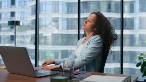 Besorgte-Frau-Fühlt-Sich-Im-Büro-In-Einer-Professionellen-Krise.-Manager-Erwägt-Fehler