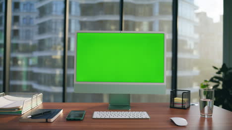 Primer-Plano-Del-Escritorio-Colocado-En-Maqueta-Del-Monitor-De-La-Computadora.-Lugar-De-Trabajo-Moderno-De-PC-Con-Pantalla-Verde