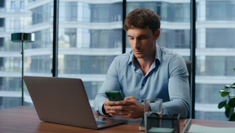 Hombre-De-Negocios-Reflexivo-Leyendo-El-Primer-Plano-De-Noticias-Telefónicas.-Hombre-Mirando-La-Pantalla-Del-Móvil