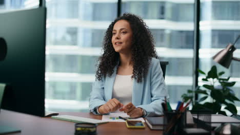 Mujer-Conectando-Videoconferencia-Sentada-En-La-Oficina-De-Cerca.-Chica-Trabajando-En-Línea.