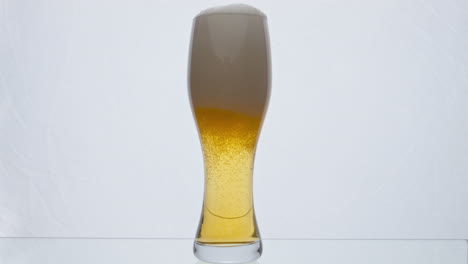 Vaso-De-Cerveza-Espumosa-Llena-Desbordante-En-Cámara-Súper-Lenta-De-Cerca.-Espuma-Burbujeante.