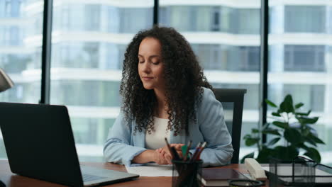 Señora-De-Negocios-Que-Tiene-Una-Reunión-En-Línea-Sentada-En-La-Oficina-De-Cerca.-Chica-Trabajando-Remotamente