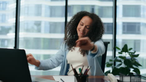 Geschäftsfrau,-Die-Bei-Der-Arbeit-Im-Büro-Erfolg-Hat,-Nahaufnahme.-Frau-Liest-Tolle-Neuigkeiten.