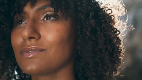 Primer-Plano-Cara-De-Mujer-Bonita-Con-Cabello-Oscuro-Sonriendo.-Retrato,-Niña-Afroamericana