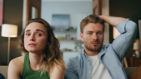 Pareja-Preocupada-Viendo-Una-Película-En-La-Sala-De-Estar.-Pareja-Nerviosa-Empatizando-Película