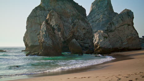 Vista-Tranquila-Noche-De-Verano-A-Orillas-Del-Mar-De-Roca.-Playa-De-Portugal-Ursa-Con-Acantilado-De-Piedra