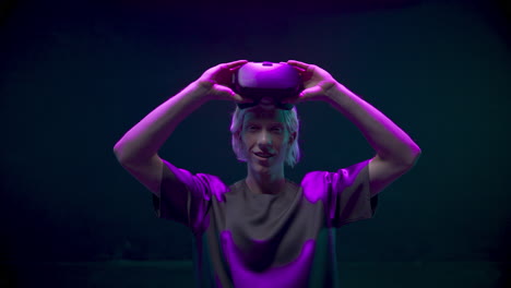 Lächelnder-Virtual-Reality-Mann,-Der-Das-Headset-Aus-Der-Nähe-Abnimmt.-Aufgeregt,-Tausendjährige-Pose