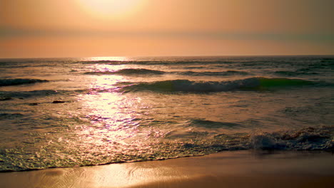 Vertikal-Ausgerichteter-Strand,-Sonnenaufgang,-Schäumende-Wellen.-Sonnenlicht-Wird-Im-Seichten-Wasser-Reflektiert.
