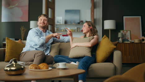 Pareja-Riendo-Divirtiéndose-En-Casa.-Linda-Pareja-Sintiéndose-Despreocupada-Disfrutando-Juntos