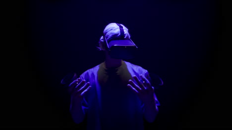 Neon-Gamer-Taucht-Mit-Headset-In-Die-Virtuelle-Realität-Ein.-Aufgeregter-Blick-Eines-Unbekannten-Mannes