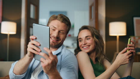 Primer-Plano-Pareja-Relajada-Hablando-En-Casa-El-Fin-De-Semana.-Pareja-De-Amor-Perezoso-Descansando-Con-Gadgets