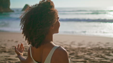 Mujer-Haciendo-Calentamiento-De-Cuello-En-La-Playa-Al-Amanecer-De-Cerca.-Chica-Estirando-El-Cuerpo.