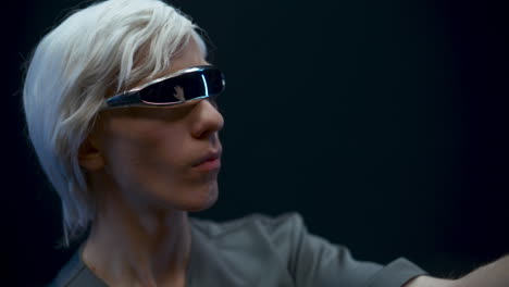 Mann-Mit-VR-Brille-Analysiert-Innovationsdaten-Mit-Dem-Cyberspace.-Metaverse-Konzept