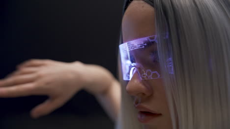 Frau-Mit-3D-Brille-Wischt-Metaverse-Aus-Der-Nähe-Durch.-Spieler-Genießt-Futuristische-Benutzeroberfläche