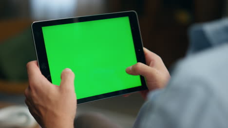 Spielerhände-Spielen-Tablet-Modell-Im-Zimmer.-Nahaufnahme-Eines-Mannes,-Der-Auf-Ein-Greenscreen-Pad-Tippt