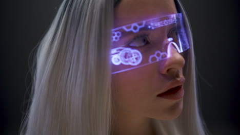 Nahaufnahme-Eines-Professionellen-Wissenschaftlers,-Der-Mit-Einer-VR-Brille-Analysiert.-Mädchen-Klaut-Metaverse