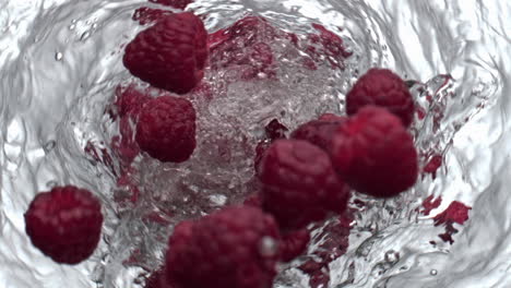 Beeren-Werfen-Strudelwasserglas,-Draufsicht.-Himbeeren-Bewegen-Sich-Im-Aqua