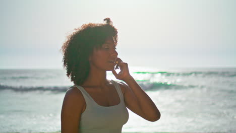 Frau-Blickt-Auf-Den-Sonnenaufgang-Am-Meer,-Nahaufnahme.-Glückliches,-Unbeschwertes-Mädchen-Steht-Am-Strand.