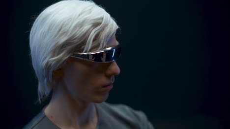 Blonder-Gamer-Spielt-Metaverse-In-VR-Brille,-Nahaufnahme.-Zukunftstechnologie-Konzept