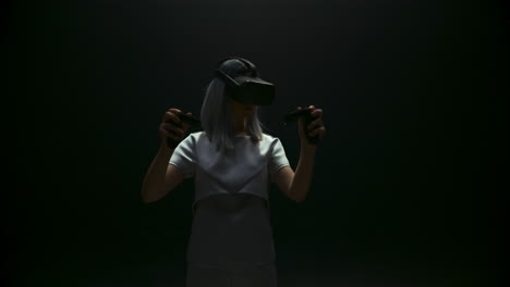 Chica-De-Moda-Jugando-Al-Juego-Vr-Con-Luz-Parpadeante.-Experiencia-De-Jugador-Futurista