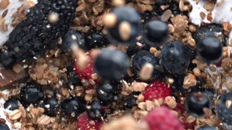 Frühstücksschüssel-Müsli,-Draufsicht.-Zutaten-Fallen-In-Haferflockenjoghurt