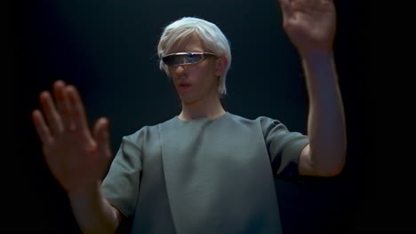 Nahaufnahme-Eines-Typen,-Der-VR-Spiel-In-Futuristischer-Brille-Spielt.-Blonder-Teenager-Erlebt