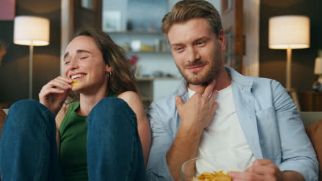 Gente-Riendo-Divirtiéndose-En-Interior-Pov.-Pareja-Emocional-Viendo-Televisión-Comiendo