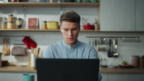 Trabajador-En-Línea-Escribiendo-Una-Computadora-Portátil-En-La-Mesa-De-La-Cocina-De-Cerca.-Administrador-Remoto-Chateando.