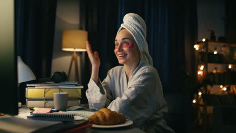 Niña-Feliz-Saludando-Con-La-Mano-De-Cerca.-Mujer-Alegre-Haciendo-Videollamada-Nocturna-En-Casa