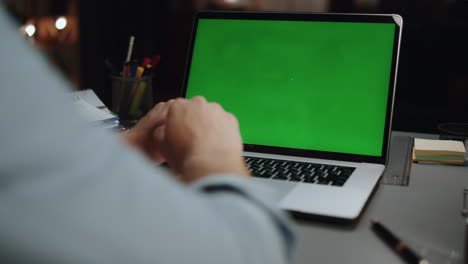 Anonymer-Mann-Tippt-Chromakey-Laptop-Zu-Hause,-Nahaufnahme.-Typ-Verwendet-Modellgerät