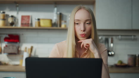 Mujer-Contadora-Trabajando-Remotamente-En-Una-Computadora-Portátil-En-La-Cocina.-Gerente-Mirando-Computadora