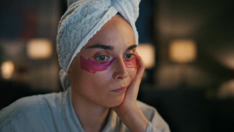 Mujer-Decepcionada-Mirando-La-Pantalla-En-El-Primer-Plano-De-La-Habitación-Oscura.-Señora-Leyendo-Artículos