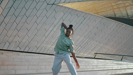 Hombre-Carismático-Moviendo-La-Calle-Haciendo-Zoom.-Bailarina-Practicando-Coreografía-De-Estilo-Libre