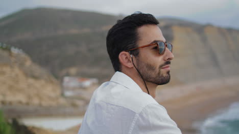 Turista-Tranquilo-Tomando-Gafas-De-Sol-En-La-Playa-Del-Océano.-Hombre-Relajado-Disfrutando-Del-Océano