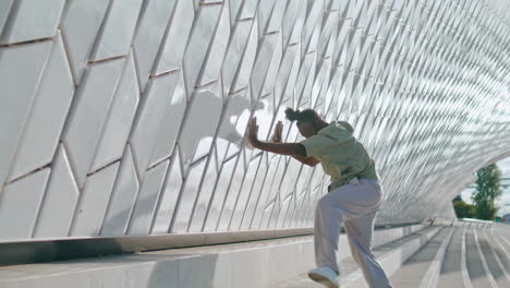 Hombre-Involucrado-Bailando-Estadio.-Bailarina-Inspirada-Mostrando-Danza-Contemporánea-Sola